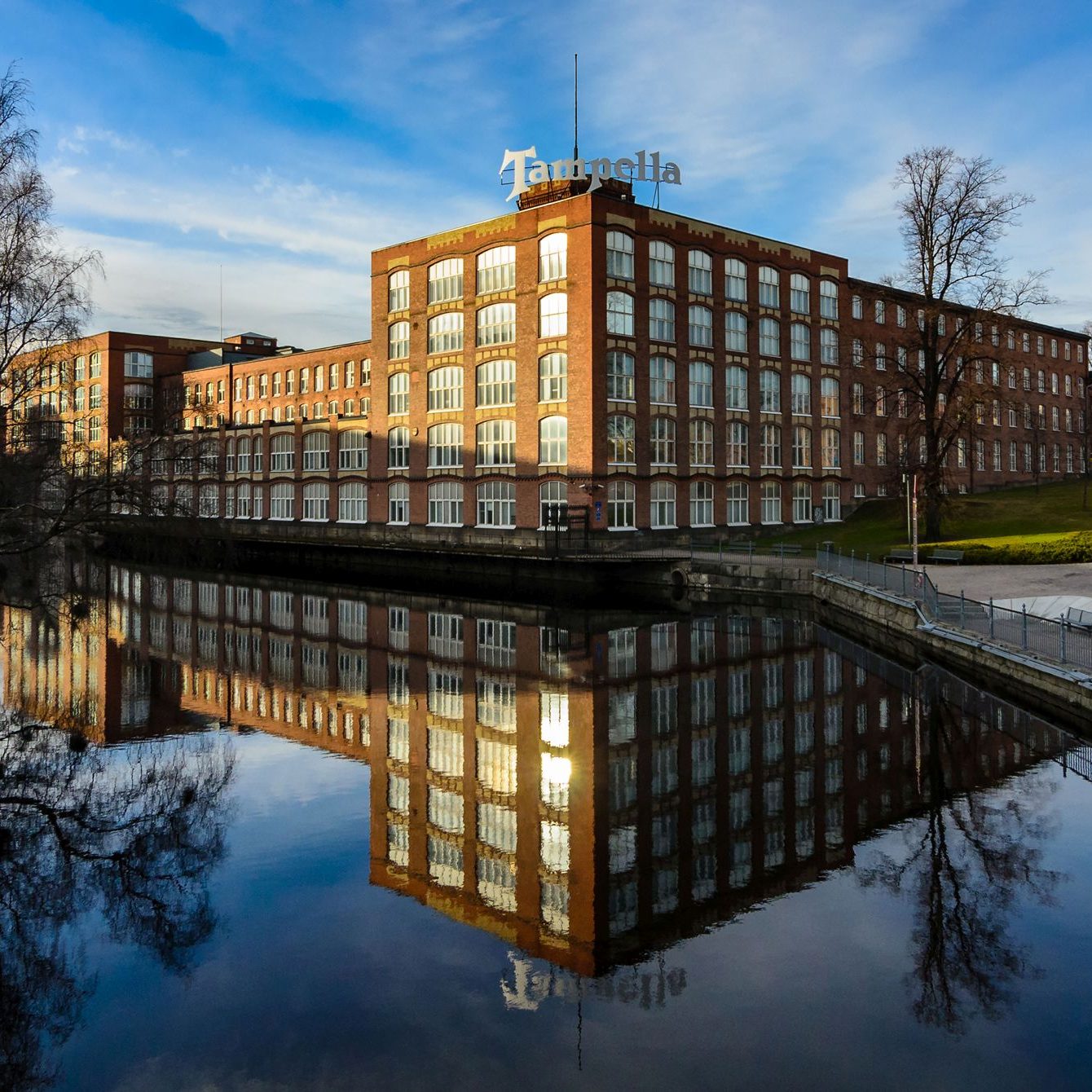 Tampella-talo Tammerkosken rannalla.